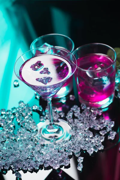 Coctail violeta com cubos de gelo — Fotografia de Stock