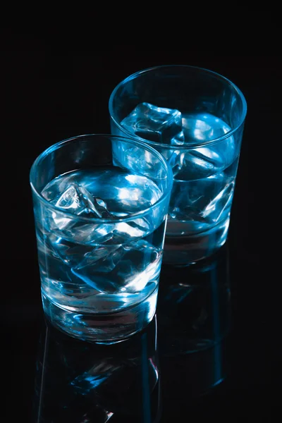 Blauwe coctail drankje met ijs cubs — Stockfoto