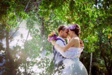 Orman kucaklayan, evli çift