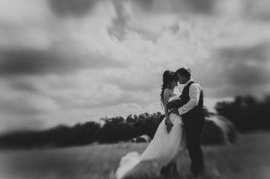 Gelin ve damat saman yakınındaki peçe ile