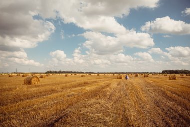 Gelin ve damat saman yakınındaki peçe ile
