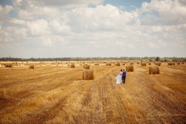 Gelin ve damat saman yakınındaki peçe ile
