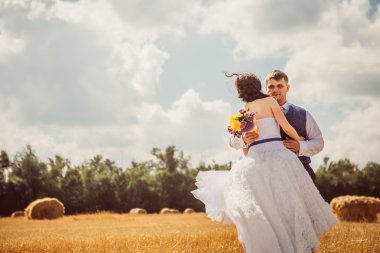 Gelin ve damat saman yakınındaki peçe ile