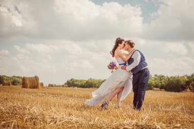 Gelin ve damat saman yakınındaki peçe ile