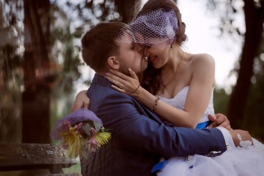 Yeni evli çift ayakta Park