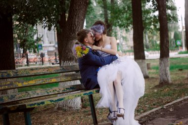 Yeni evli çift ayakta Park