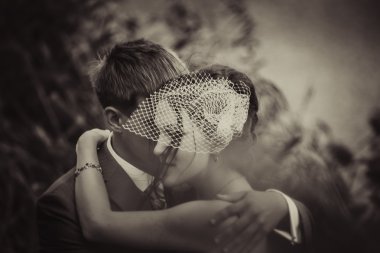 Açık havada ağaç göl yanındaki genç çekici gelin çift tutan eller