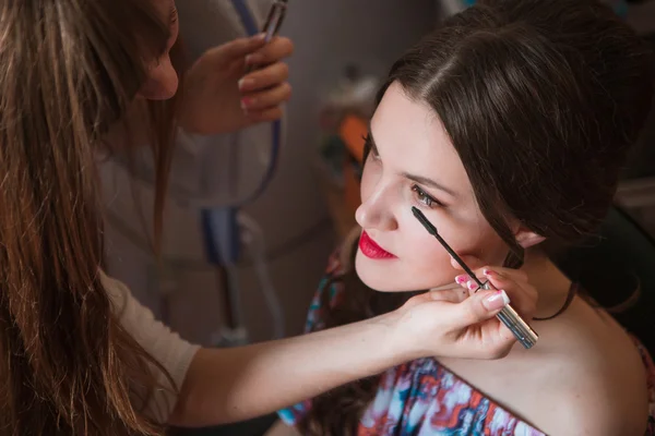 Hermosa novia con maquillaje de boda y peinado, atractiva mujer recién casada tiene la preparación final para la boda. Novia esperando novio. Feliz recién casada. Matrimonio. Momentos del día de boda. Maquillaje de novia . —  Fotos de Stock