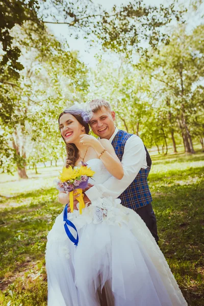 Pareja casada en bosque abrazando —  Fotos de Stock