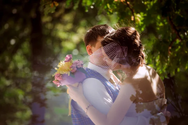 Pareja casada en bosque abrazando — Foto de Stock