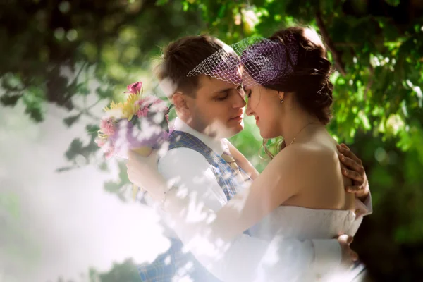 Couple marié dans la forêt embrassant — Photo