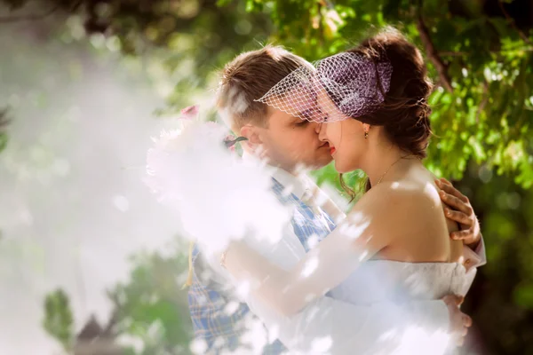 Coppia sposata in foresta abbracciando — Foto Stock