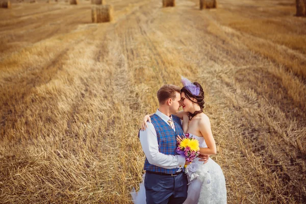 Mariée et marié avec voile près de foin — Photo