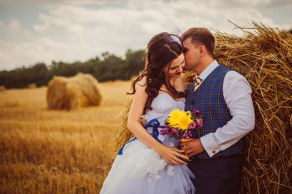 Gelin ve damat saman yakınındaki peçe ile