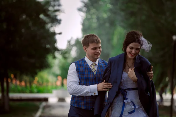 De staande onlangs getrouwd koppel in park — Stockfoto