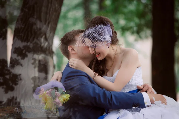 Le couple nouvellement marié debout au parc — Photo