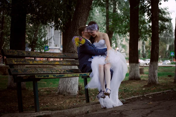 O casal recém-casado de pé no parque — Fotografia de Stock