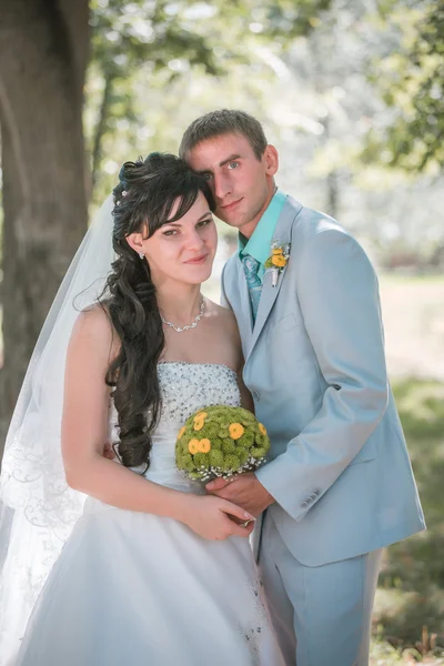 Couple marié dans la forêt embrassant — Photo