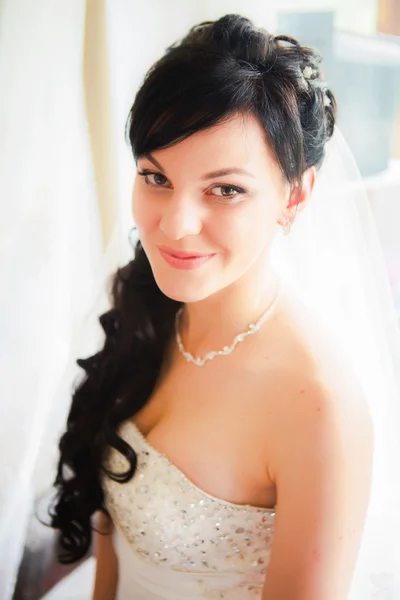 Menina loira noiva bonita feliz em vestido de noiva branco com penteado — Fotografia de Stock