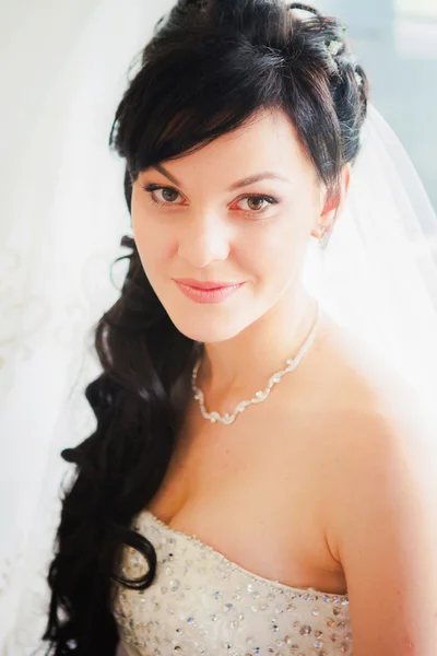 Menina loira noiva bonita feliz em vestido de noiva branco com penteado — Fotografia de Stock