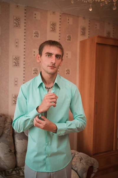 Retrato del novio joven atando corbata mientras se prepara para la boda — Foto de Stock