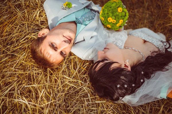 Beau portrait de mariée et marié dans la nature — Photo