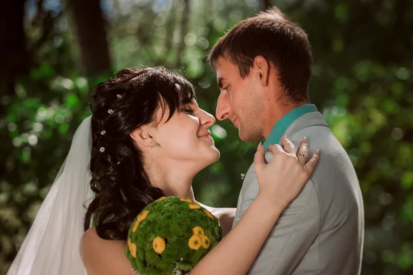 Couple marié dans la forêt embrassant — Photo