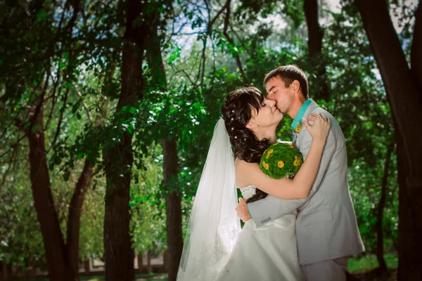 Pareja casada en bosque abrazando — Foto de Stock