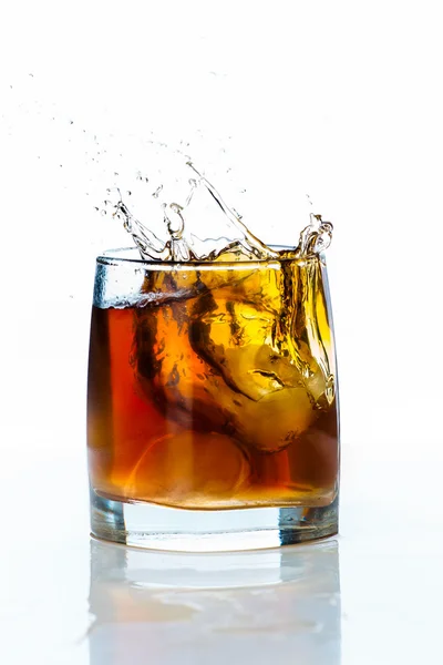 Glas skotsk whisky och is på en vit bakgrund — Stockfoto