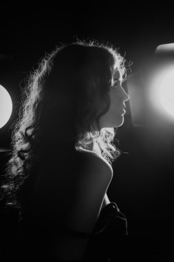 Siyah beyaz portre portre seksi genç kadın