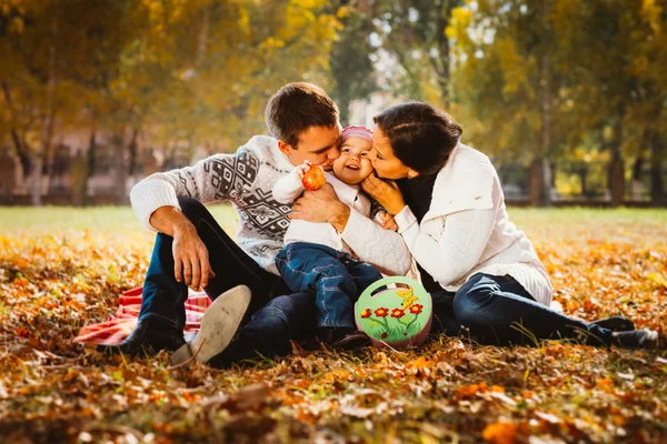 Imagen de la encantadora familia en el parque de otoño, padres jóvenes con niños adorables jugando al aire libre, cinco personas alegres se divierten en el patio trasero en otoño, la familia feliz disfruta de la naturaleza otoñal —  Fotos de Stock