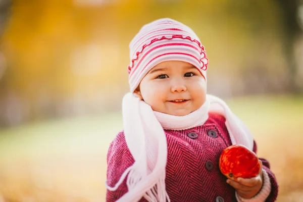 Bambina che mangia mela in autunno — Foto Stock