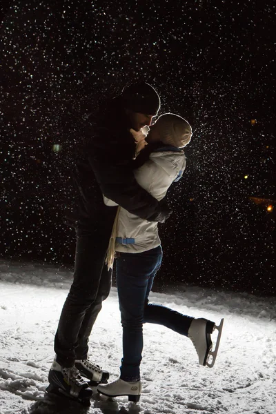 Buz pateni pistinde güzel, çekici bir çift