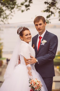 Genç aile, düğün, yeni evliler