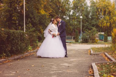 Genç aile, düğün, yeni evliler