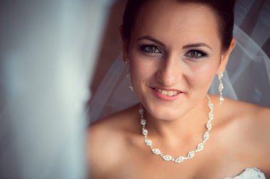 mutlu gelin vitrinlere bakıyor