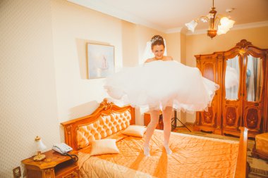 Genç mutlu gelin atla yatağa.