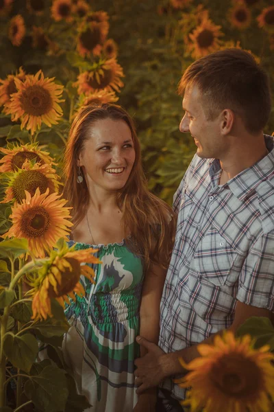 Beau couple s'amusant dans les champs de tournesols — Photo
