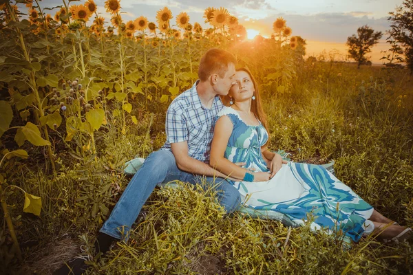 Hermosa pareja divirtiéndose en campos de girasoles —  Fotos de Stock