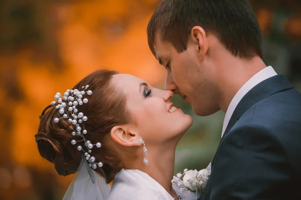 Jeune famille, mariage, jeunes mariés — Photo