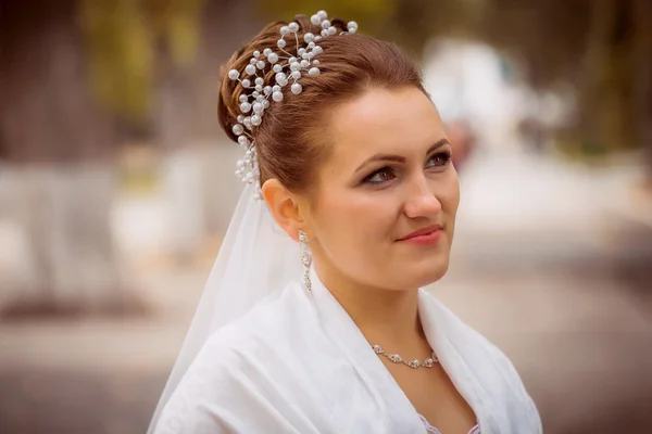 Piękne panny młodej w sukni ślubnej i Bukiet ślubny, szczęśliwy newlywed kobieta kwiaty ślubne, kobieta z ślub makijaż i fryzurę. wspaniały panna młoda na zewnątrz. panna młoda czeka na pana młodego. panna młoda — Zdjęcie stockowe