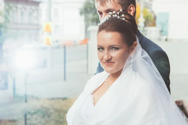 Una novia hermosa y novio guapo en la iglesia durante la boda — Foto de Stock