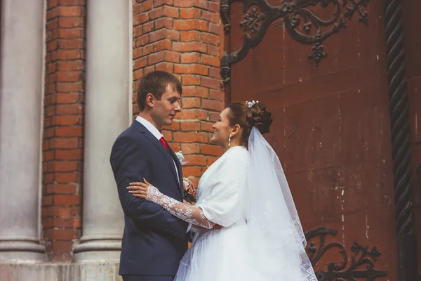 Una novia hermosa y novio guapo en la iglesia durante la boda — Foto de Stock