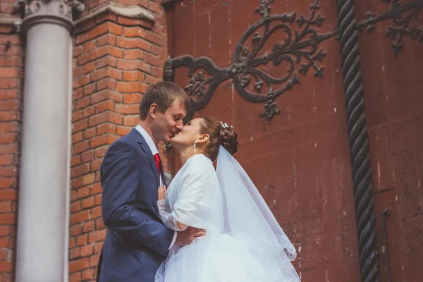 Uma noiva bonita e belo noivo na igreja durante o casamento — Fotografia de Stock