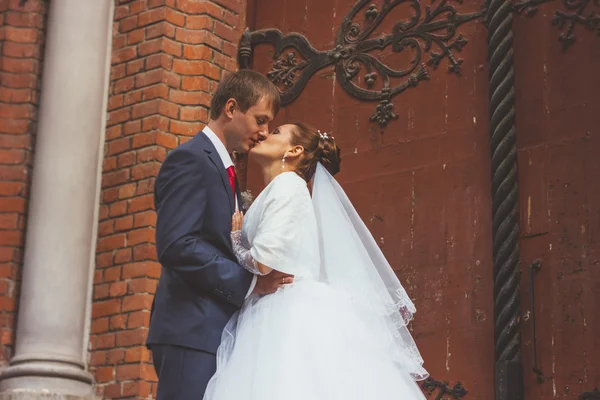 Een mooie bruid en knappe bruidegom op kerk tijdens huwelijk — Stockfoto