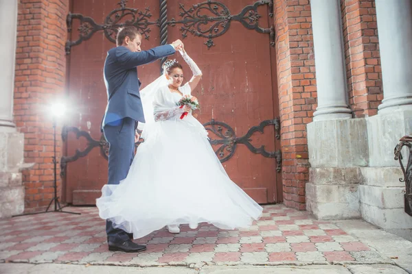 Uma noiva bonita e belo noivo na igreja durante o casamento — Fotografia de Stock