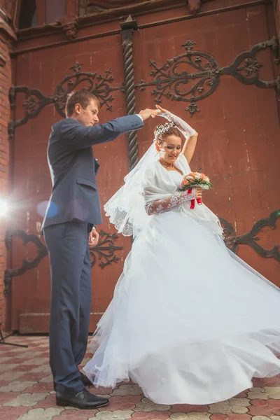 Una bella sposa e bello sposo in chiesa durante il matrimonio — Foto Stock