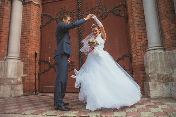 Une belle mariée et beau marié à l'église pendant le mariage — Photo