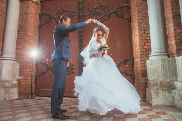 Een mooie bruid en knappe bruidegom op kerk tijdens huwelijk — Stockfoto