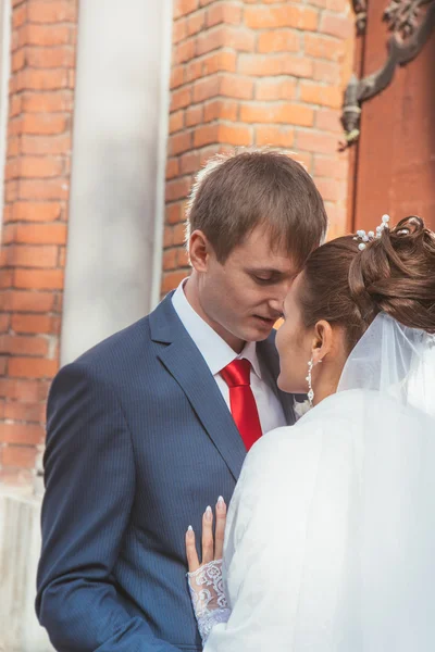 Una novia hermosa y novio guapo en la iglesia durante la boda — Foto de Stock